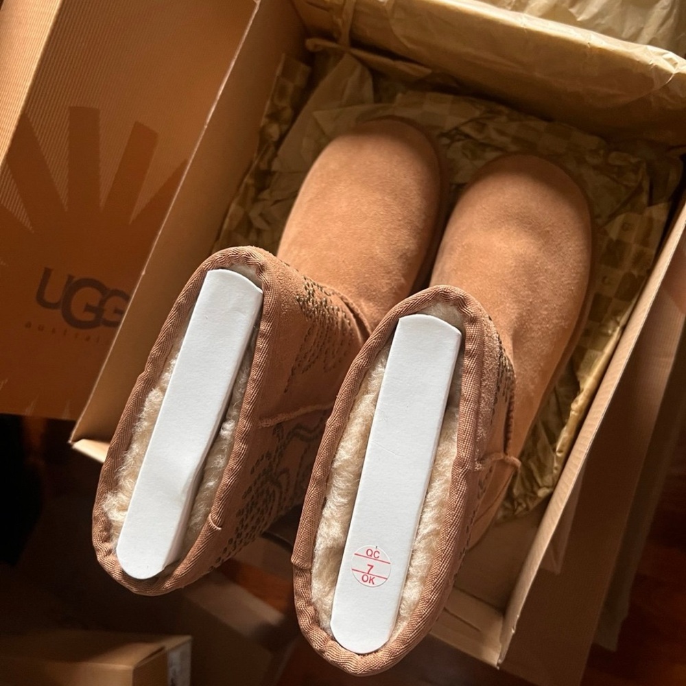 UGG Women's Adelaide Short Boots Size 8 - Picture 2 of 9
